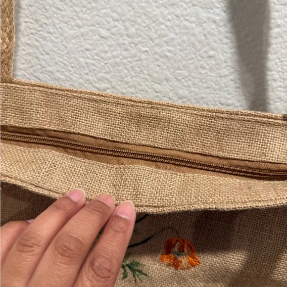❗️SALE❗️Embroidered Floral Tote Bag - Picture 3 of 5